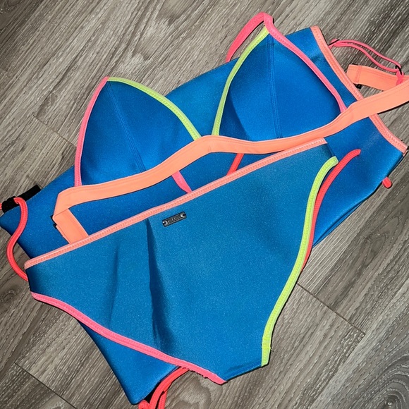 Triangl swimsuit - Picture 1 of 6